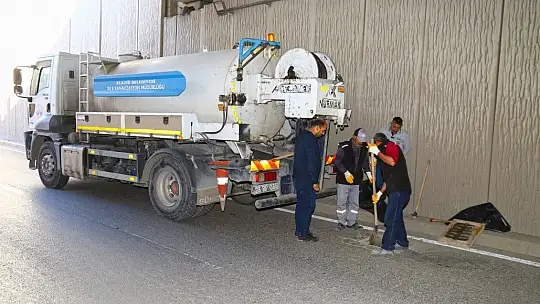 Elazığ'da menfez ve mazgallar temizleniyor