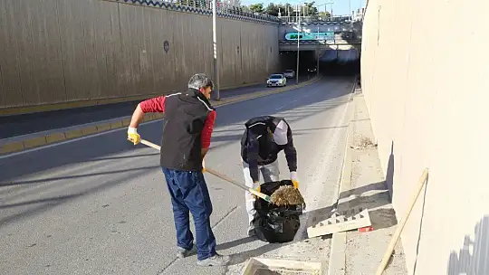 Elazığ'da menfez ve mazgallar temizleniyor