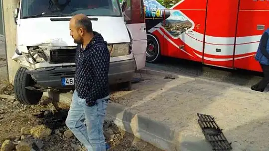 Elazığ'da minibüs elektrik direğine çaptı: 1 yaralı