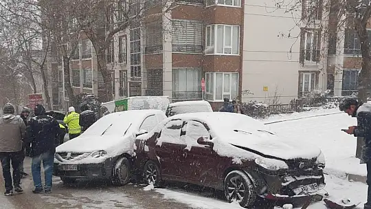 Yoğun kar yağışı nedeniyle kazalar art arda geldi