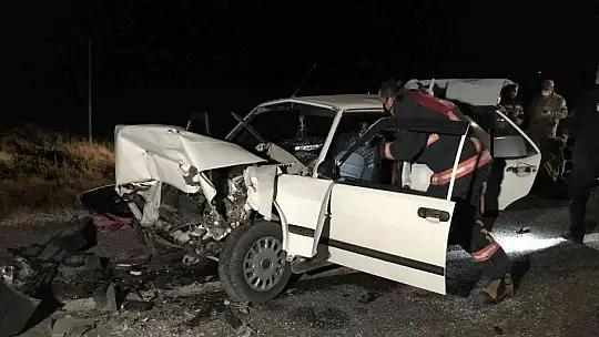 Elazığ'da otomobil tırın dorsesine çarptı: 2 ölü, 2 yaralı