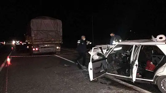 Elazığ'da otomobil tırın dorsesine çarptı: 2 ölü, 2 yaralı