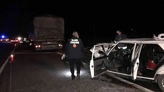 Elazığ'da otomobil tırın dorsesine çarptı: 2 ölü, 2 yaralı