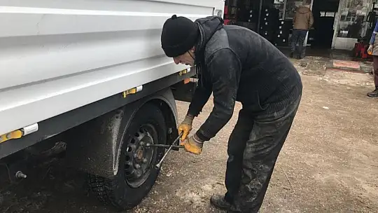 Elazığ'da soğuklar arttı, ustalar sürücülere kış bakımını hatırlattı