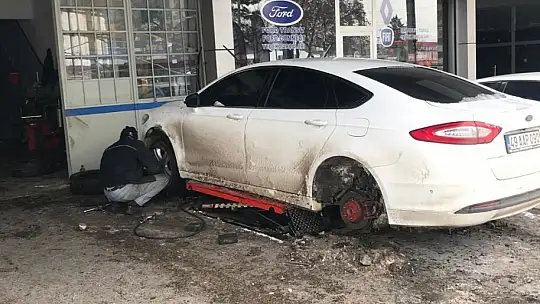 Elazığ'da soğuklar arttı, ustalar sürücülere kış bakımını hatırlattı
