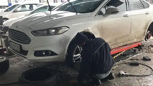 Elazığ'da soğuklar arttı, ustalar sürücülere kış bakımını hatırlattı