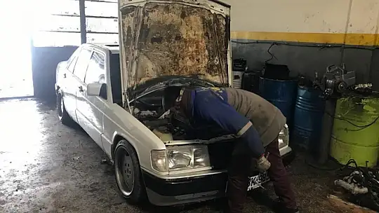 Elazığ'da soğuklar arttı, ustalar sürücülere kış bakımını hatırlattı