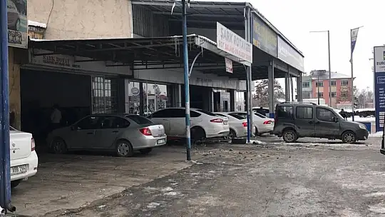 Elazığ'da soğuklar arttı, ustalar sürücülere kış bakımını hatırlattı