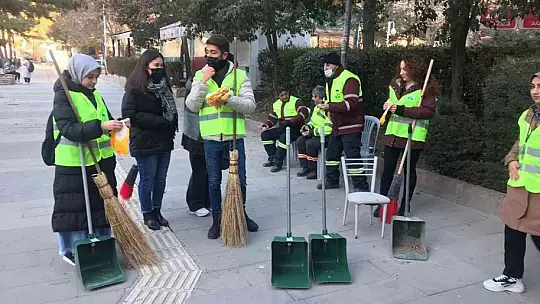 Elazığ'da temizlik görevlileri oturdu, öğrenciler caddeleri temizledi