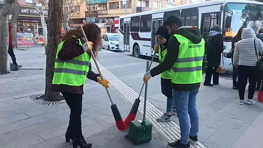 Elazığ'da temizlik görevlileri oturdu, öğrenciler caddeleri temizledi