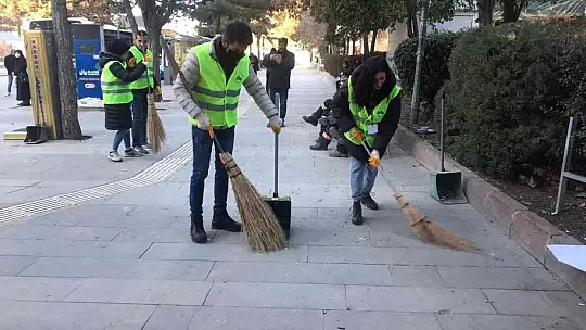 Elazığ'da temizlik görevlileri oturdu, öğrenciler caddeleri temizledi