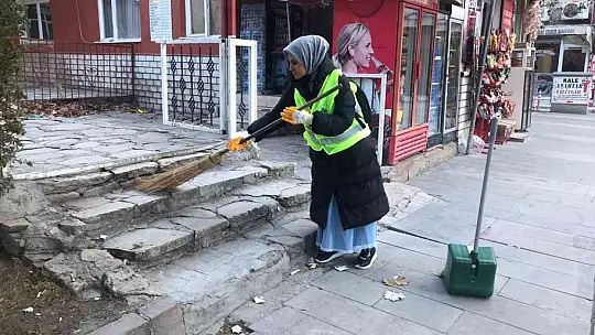 Elazığ'da temizlik görevlileri oturdu, öğrenciler caddeleri temizledi