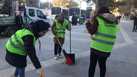 Elazığ'da temizlik görevlileri oturdu, öğrenciler caddeleri temizledi