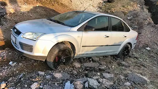 Elazığ'da tırın çarptığı otomobil şarampole uçtu