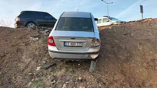 Elazığ'da tırın çarptığı otomobil şarampole uçtu