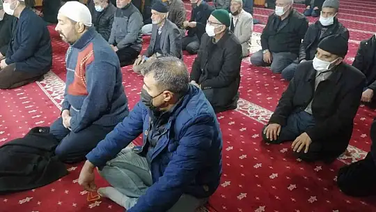 Elazığ'da vatandaşlar sabah namazında buluştu