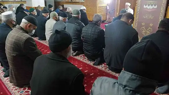 Elazığ'da vatandaşlar sabah namazında buluştu