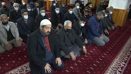 Elazığ'da vatandaşlar sabah namazında buluştu