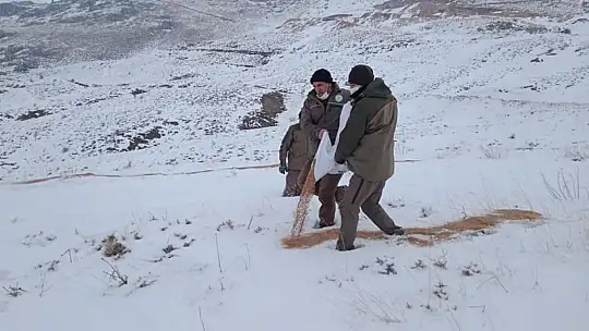 Elazığ'da yaban hayvanları için doğaya yem bırakıldı