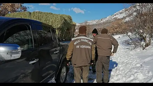 Elazığ'da yaban hayvanları için doğaya yem bırakıldı