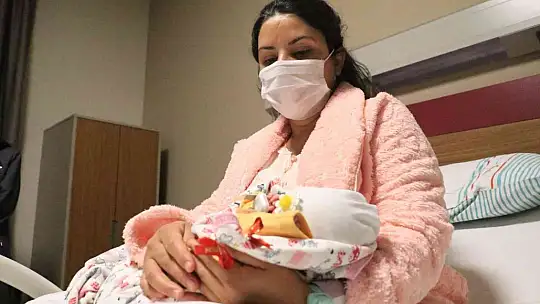 Elazığ'da yılın ilk bebeklerine Ömer Asaf ve Esra ismi verildi