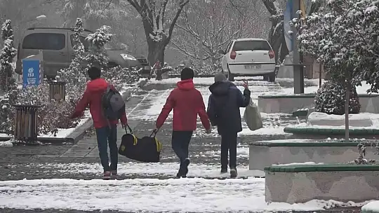 Elazığ'da yılın ilk karı yağdı