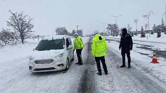 Elazığ'da yolda kalan sürücülerin imdadına polis ekipleri koştu