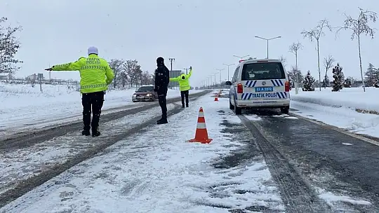 Elazığ'da yolda kalan sürücülerin imdadına polis ekipleri koştu