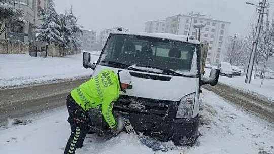 Elazığ'da yolda kalan sürücülerin imdadına polis ekipleri koştu