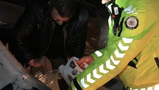 Yolda kalan vatandaşların yardımına trafik polisleri koştu