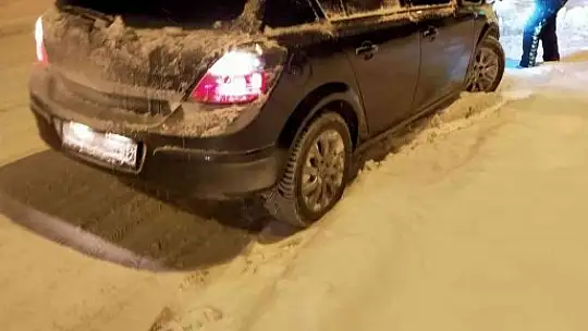 Yolda kalan vatandaşların yardımına trafik polisleri koştu