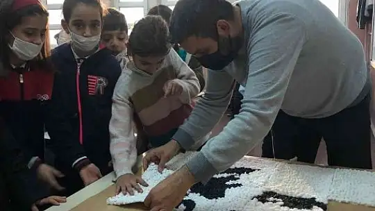 Elazığ'daki 10 Kasım töreninde öğrencinin ağlaması herkesi duygulandırdı