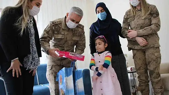 İl Jandarma Komutanı Albay Ali Yıldız, çağrıya kayıtsız kalmadı