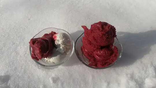 Elazığ'ın patentli lezzeti vişne dondurmasına kışın yoğun ilgi