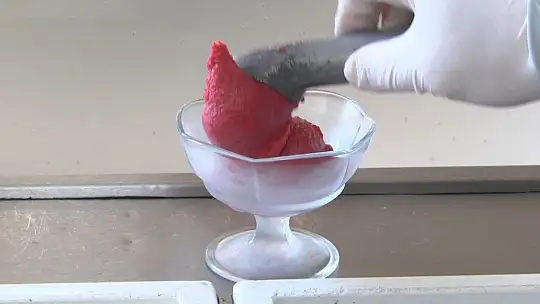 Elazığ'ın patentli lezzeti vişne dondurmasına kışın yoğun ilgi