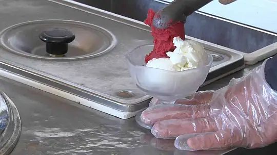 Elazığ'ın patentli lezzeti vişne dondurmasına kışın yoğun ilgi