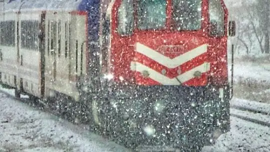 Elazığ-Tatvan arası tren yolculuğundan muhteşem kış manzaraları