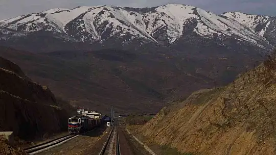 Elazığ-Tatvan arası tren yolculuğundan muhteşem kış manzaraları