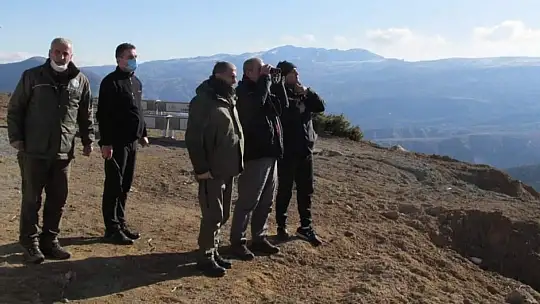 Elazığ Valisi Toraman, dağ keçilerini izleme çalışmasına katıldı