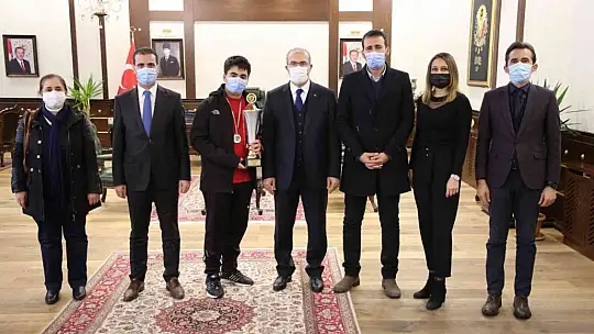 Elazığ Valisi Toraman, şampiyonları ağırladı