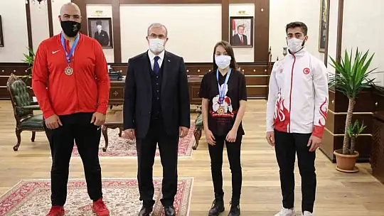 Elazığ Valisi Toraman, şampiyonları ağırladı