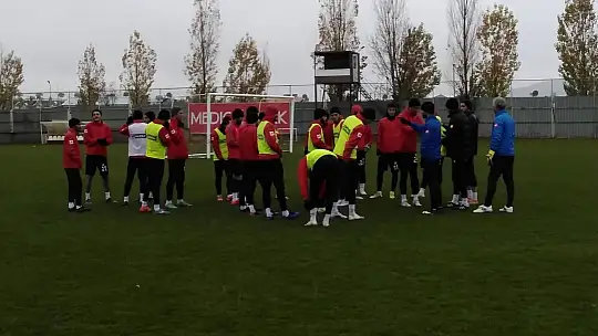 Elazığspor iki eksikle çalıştı