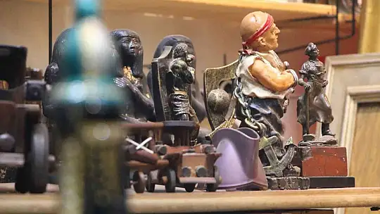 Emekli askerin hayran bırakan antika koleksiyonu