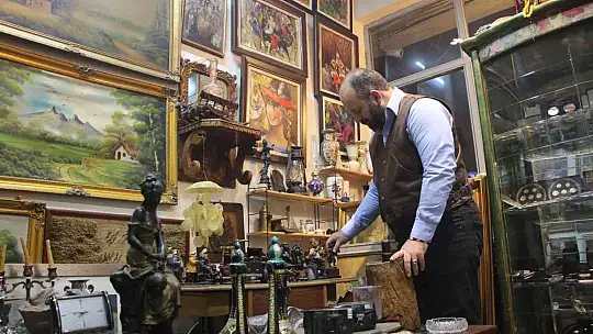 Emekli askerin hayran bırakan antika koleksiyonu