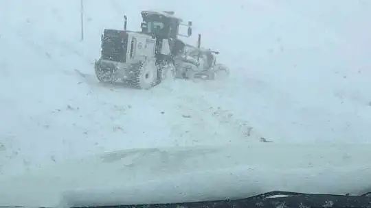 Enerji kahramanlarının karlı yollarda zorlu mücadelesi sürüyor