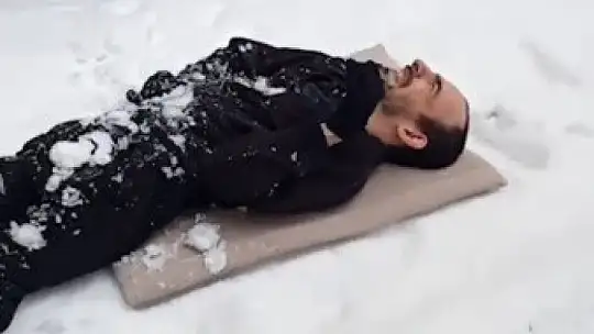 Engelli genç ailesi ile kar topu oynadı, o anlar yürekleri ısıttı