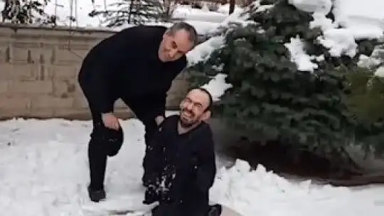 Engelli genç ailesi ile kar topu oynadı, o anlar yürekleri ısıttı