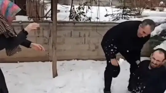 Engelli genç ailesi ile kar topu oynadı, o anlar yürekleri ısıttı