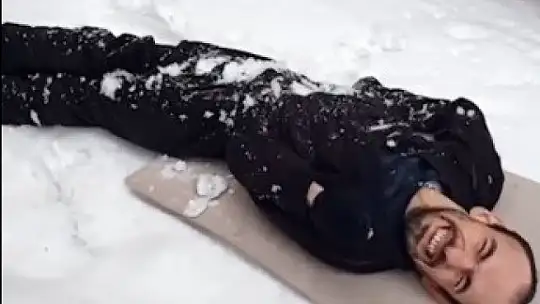 Engelli genç ailesi ile kar topu oynadı, o anlar yürekleri ısıttı