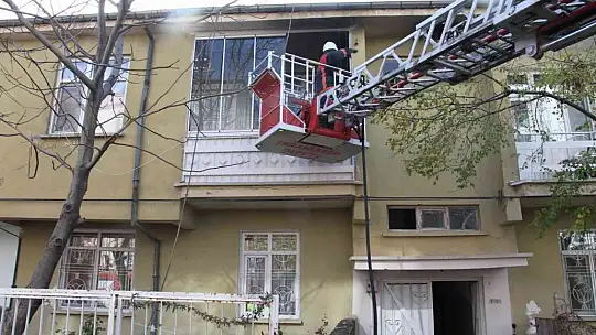 Eski sevgilisinin evini benzin döküp ateşe verdi